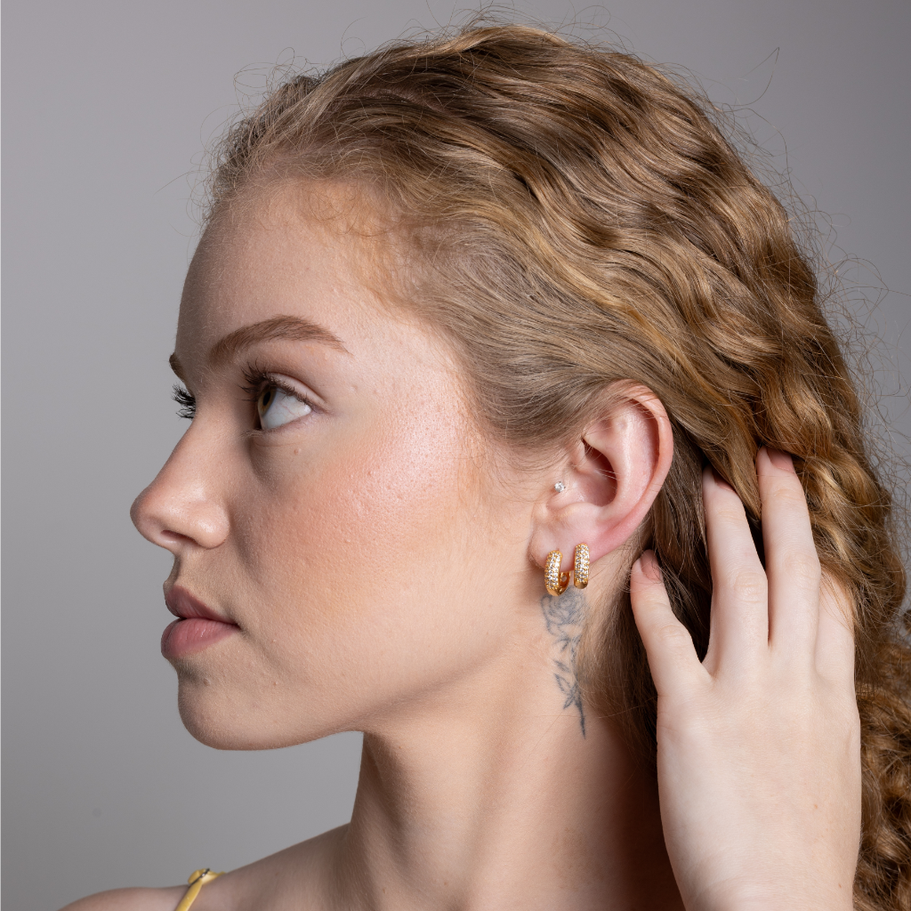 argola-cravejada-aura-com-banho-em-ouro-18k
