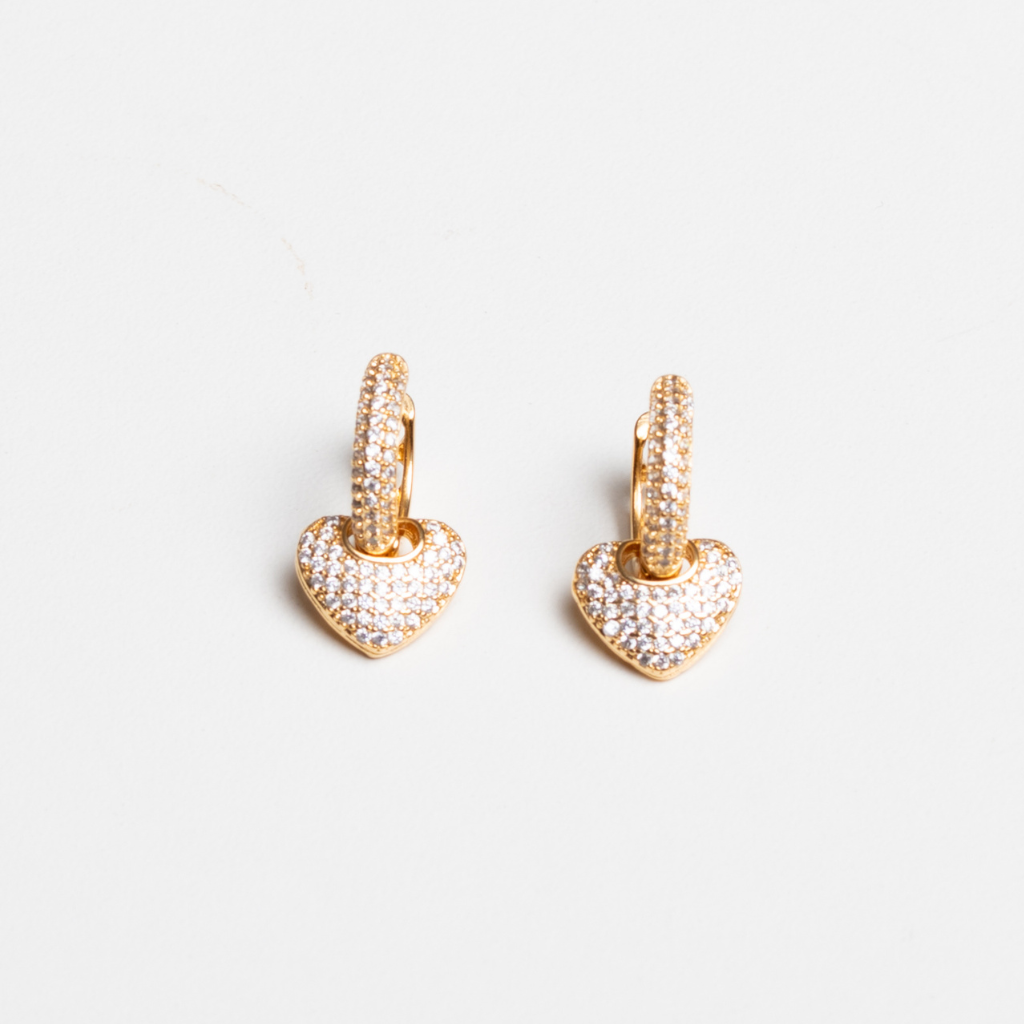 brinco-coracao-cravejado-aura-com-banho-em-ouro-18k-07