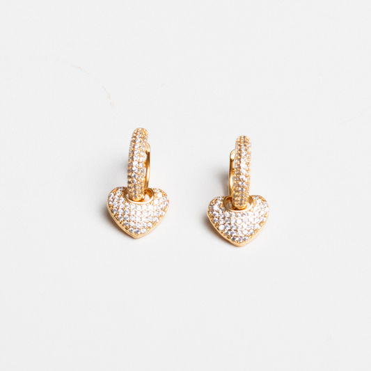 brinco-coracao-cravejado-aura-com-banho-em-ouro-18k-07