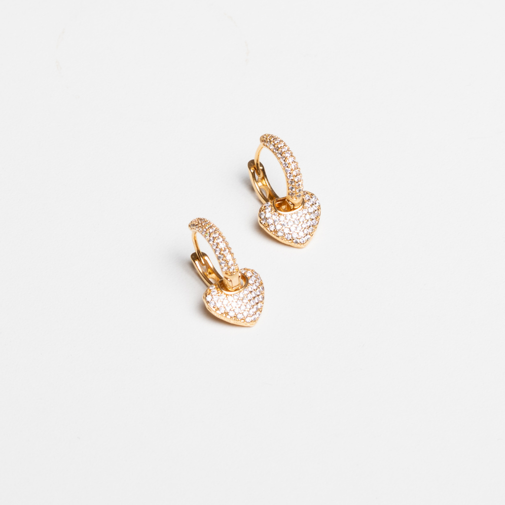 brinco-coracao-cravejado-aura-com-banho-em-ouro-18k-08