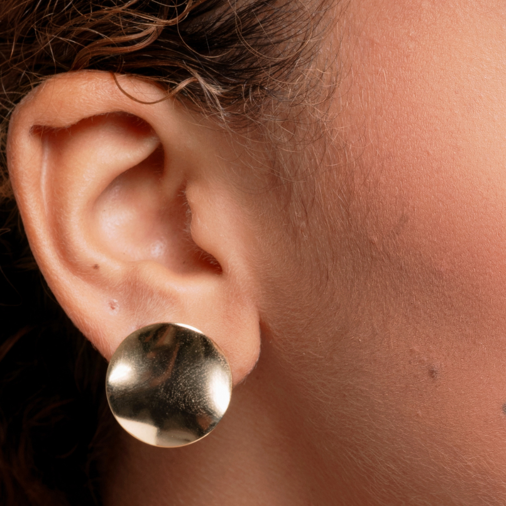 Brinco Medalha Aura  Banhado a Ouro 18K